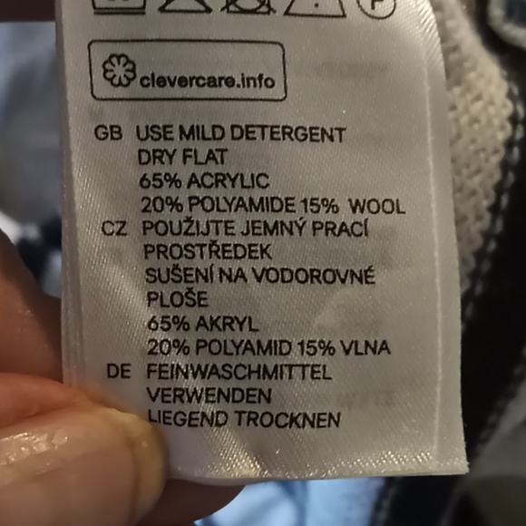 H & M Sweater. Size Medium. Black and cream - Picture 4 of 4